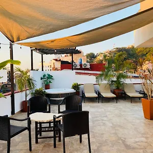 https://apartments-6-blocks-to-beach-roof-terrace-with-spa-tub-bbq.hotelspuertovallarta.org